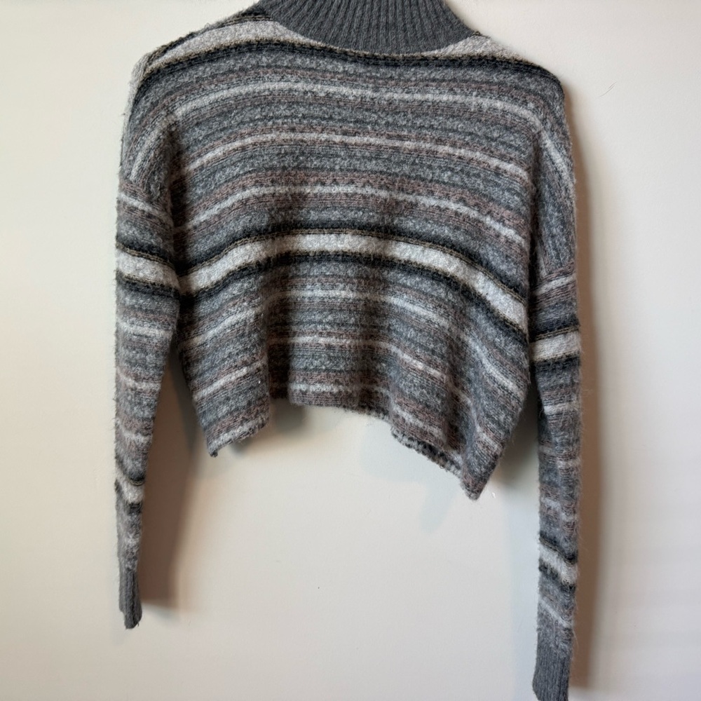 American Eagle Outfitters Gray Striped cropped  Y2K Sweater size XS